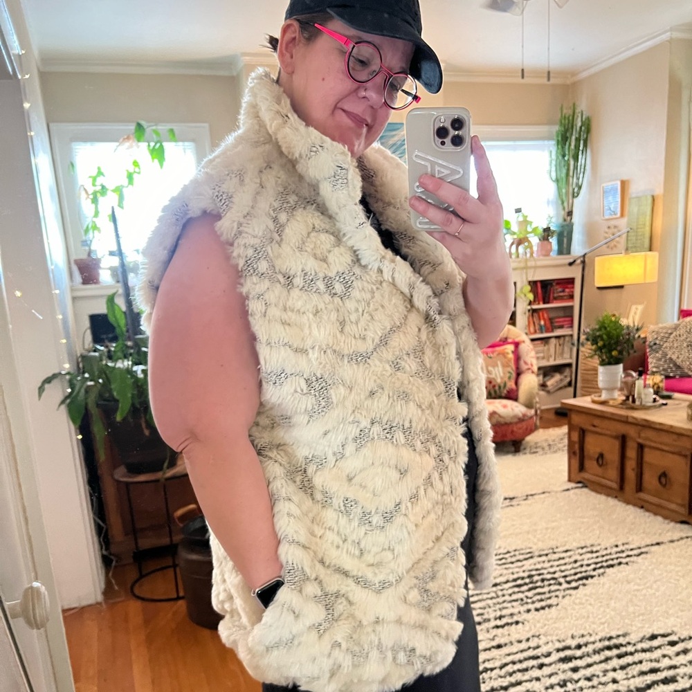 Anthropologie Amadi cream faux fur with black stitching vest in XL - Picture 2 of 7